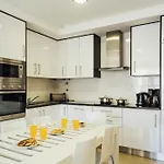 Modern * 2 Bedrooms * Pool Апартаменты *